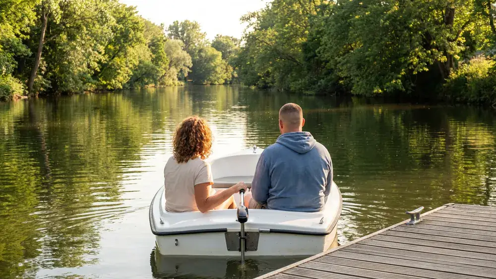 Bootsverleih Spree Berlin – Zwei Personen fahren mit einem Elektroboot auf der Spree