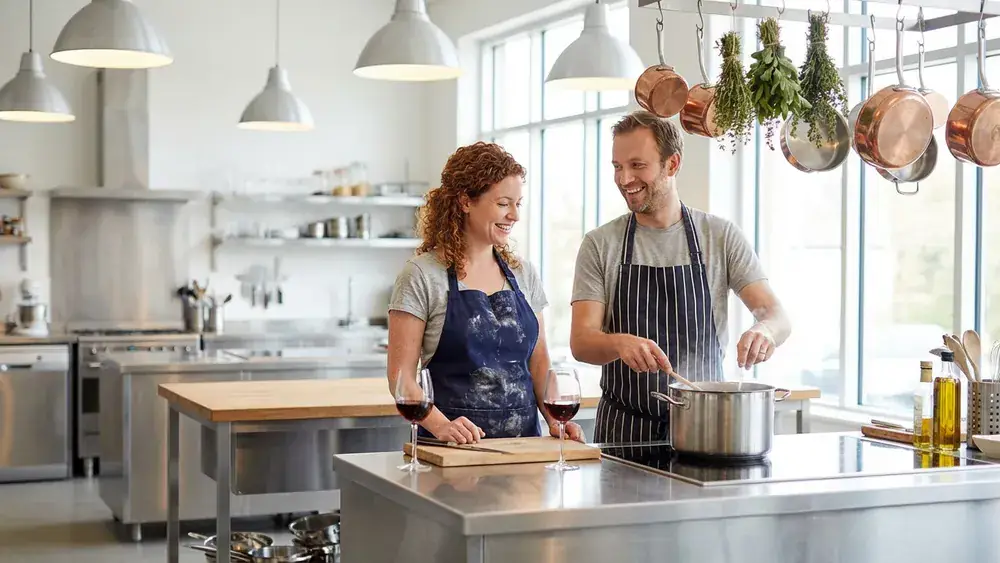 Kochkurs in Berlin – Zwei Personen kochen gemeinsam in einer hellen Kochschule