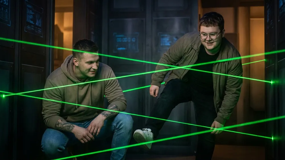 Deutsches Spionagemuseum Berlin – Zwei Personen navigieren durch den Laserparcours