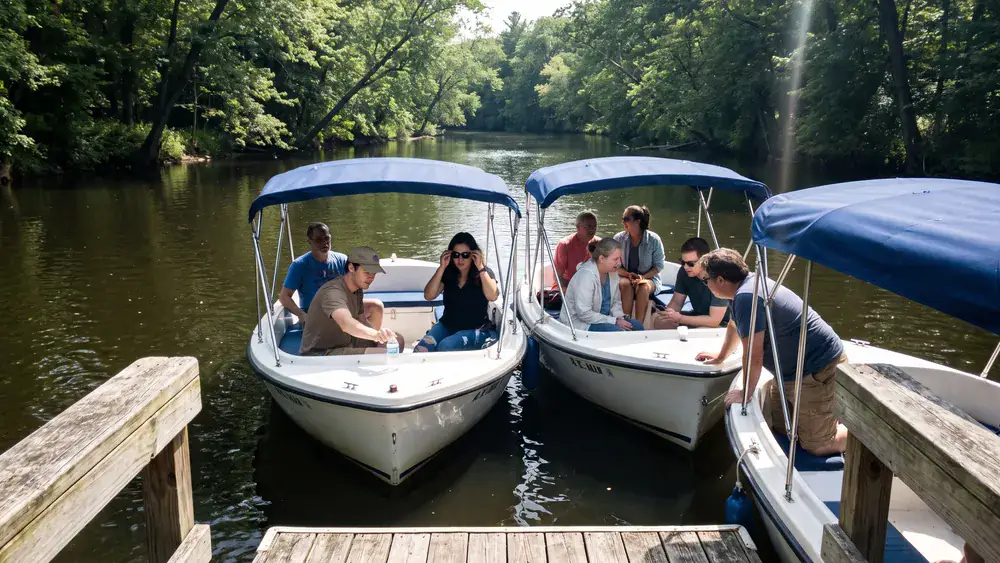 Bootsverleih Spree Berlin – Kollegen fahren als Gruppe mit Elektrobooten über die Spree