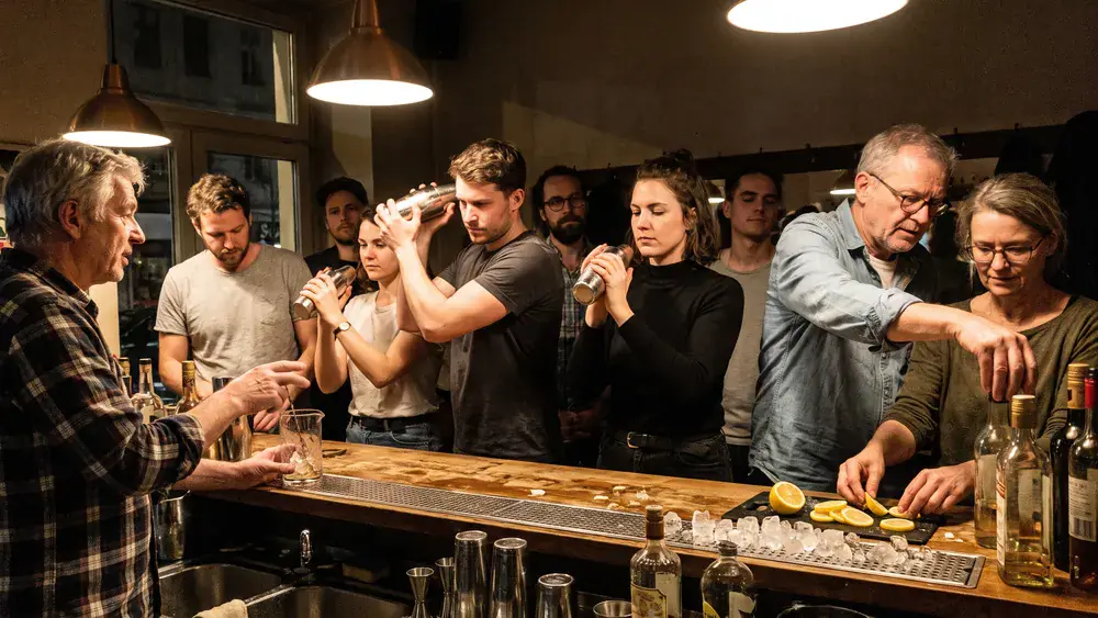 Cocktailkurs in Berlin – Kollegen mixen als Gruppe Cocktails an einer Bar unter Anleitung in Kreuzberg