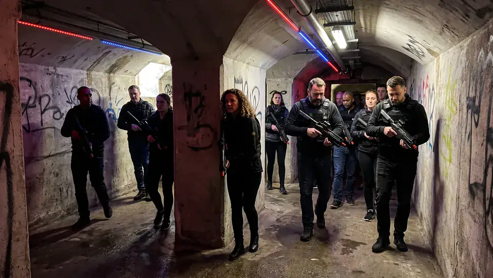 Lasertag in Berlin – Kollegen in Sensorwesten spielen als Gruppe in einem echten WWII-Bunker am Anhalter Bahnhof