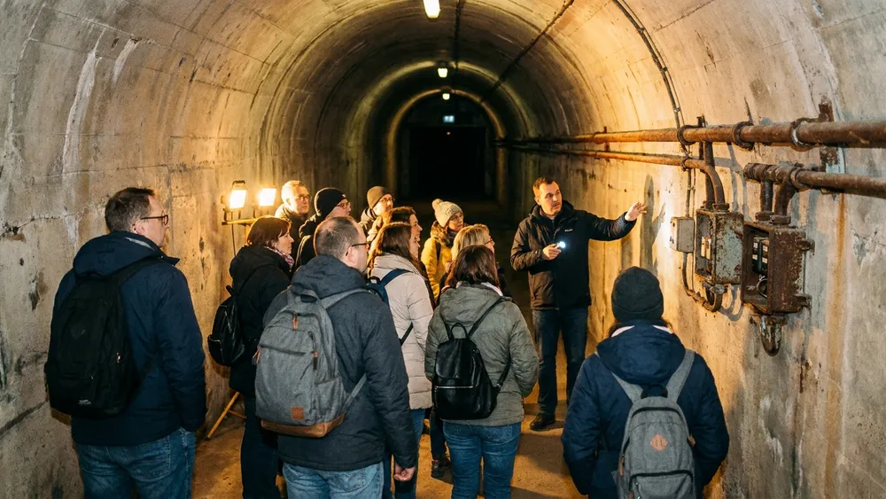 Berliner Unterwelten – Gruppe erkundet mit Stadtführerin einen Weltkriegs-Bunker unter Gesundbrunnen