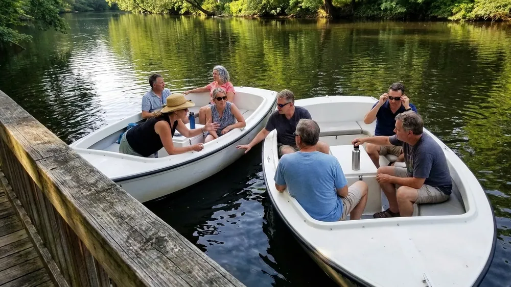 Bootsverleih Spree Berlin – Gruppe fährt mit Elektrobooten über die Spree