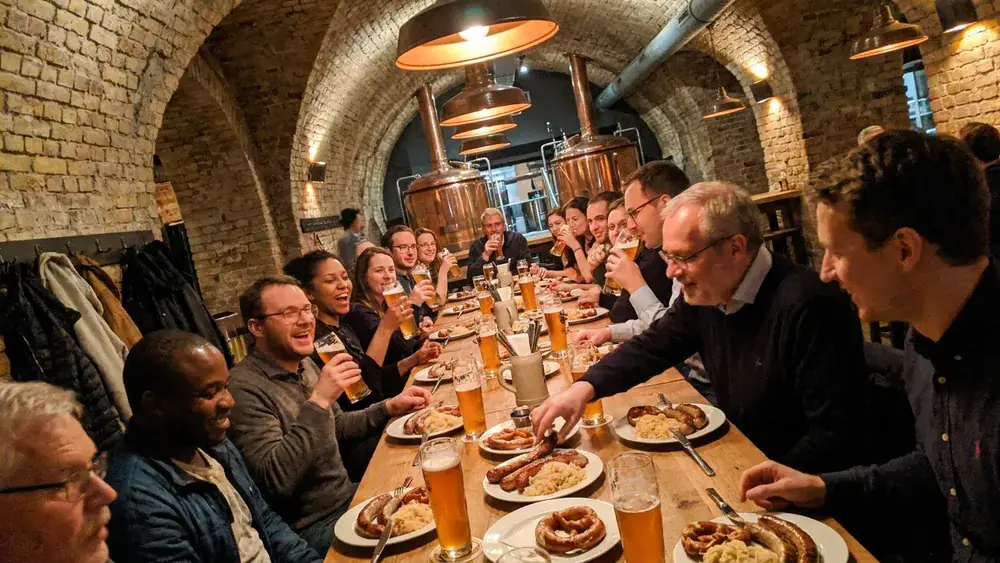 Brauerei Lemke Berlin – Gruppe trinkt Craft Beer unter den S-Bahnbögen am Hackeschen Markt
