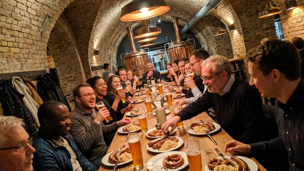 Brauerei Lemke Berlin – Gruppe trinkt Craft Beer unter den S-Bahnbögen am Hackeschen Markt