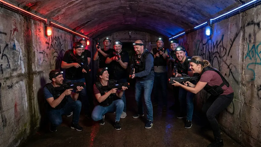 Lasertag in Berlin – Gruppe in Sensorwesten spielt in einem echten WWII-Bunker am Anhalter Bahnhof