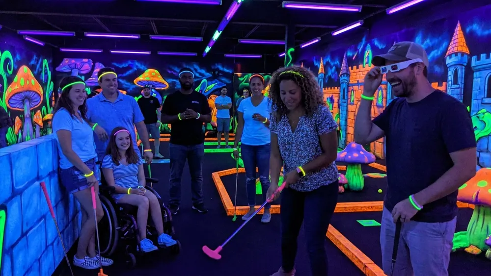 Schwarzlicht-Minigolf in Berlin – Gruppe spielt mit 3D-Brillen Minigolf in leuchtender Neonwelt im DockX Tempelhof