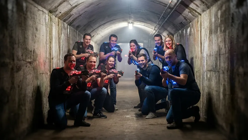 Lasertag in Berlin - Erwachsene in tactical vests spielen in einem echten WWII-Bunker am Anhalter Bahnhof