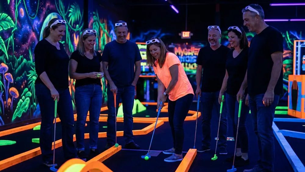 Schwarzlicht-Minigolf in Berlin - Erwachsene spielen mit 3D-Brillen Minigolf in leuchtender Neonwelt im DockX Tempelhof