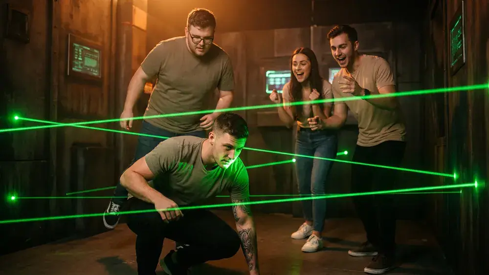 Deutsches Spionagemuseum Berlin – Gruppe navigiert durch den Laserparcours