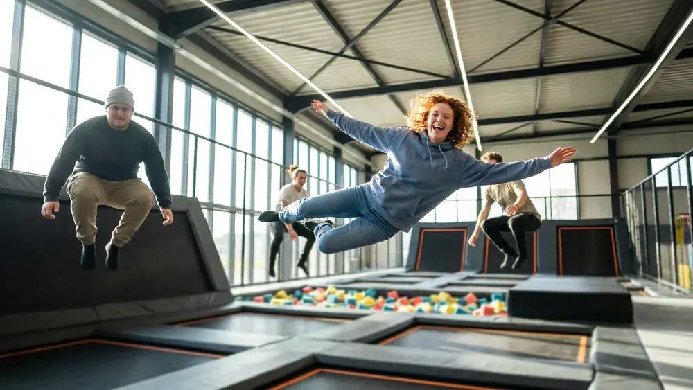 JUMP House Berlin – Gruppe springt auf Trampolinen im Indoor-Park
