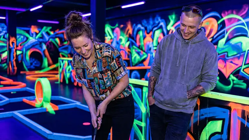 Schwarzlicht-Minigolf in Berlin – Team spielt mit 3D-Brillen Minigolf in leuchtender Neonwelt im DockX Tempelhof