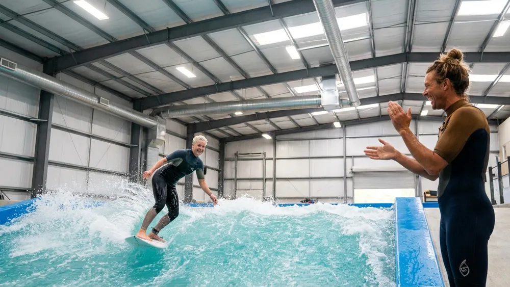 Wellenwerk Berlin – Team surft auf der Indoor-Citywave und feiert am Beckenrand