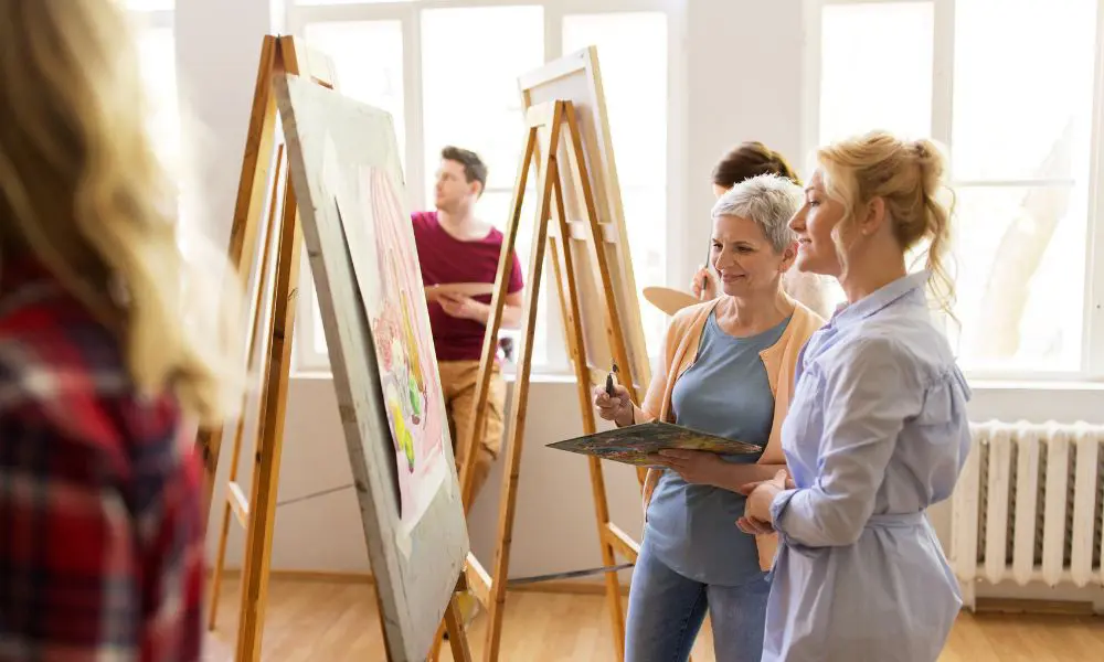 Kreatives Malevent: Teamgeist mit Pinsel und Leinwand