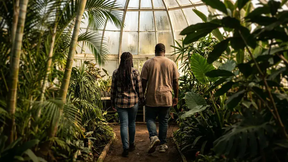 Botanischer Garten Berlin – Zwei Personen spazieren durch das tropische Gewächshaus