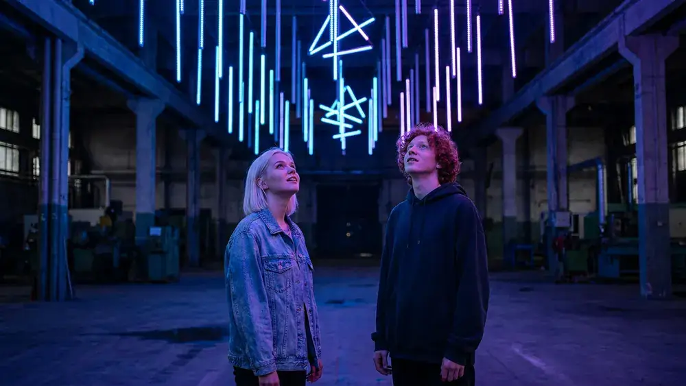 Dark Matter Berlin – Zwei Personen staunen unter einer kinetischen Lichtinstallation