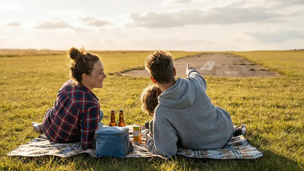 Tempelhofer Feld in Berlin – Familie picknickt auf dem ehemaligen Flugfeld