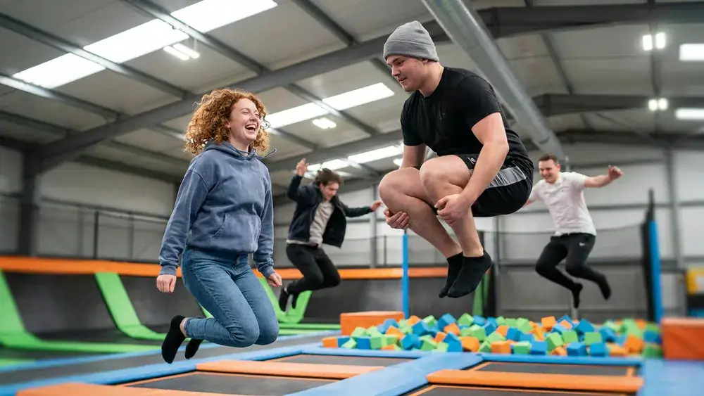 JUMP House Berlin – Gruppe springt auf Trampolinen im Indoor-Park