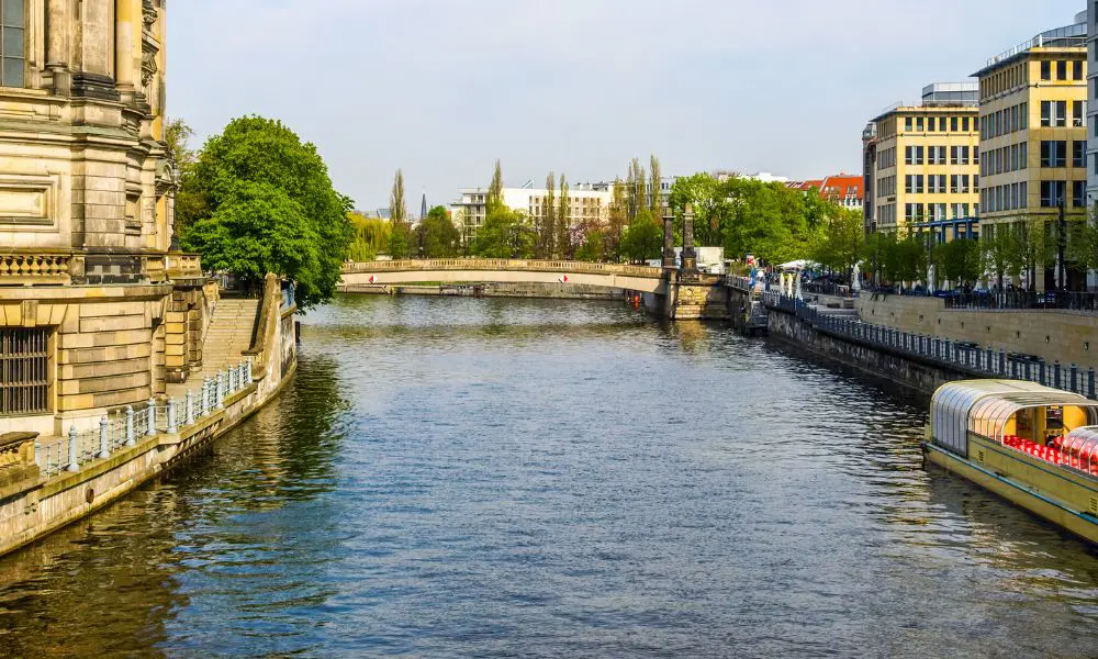 Floßtour auf der Spree: Entspanntes Teambuilding auf dem Wasser