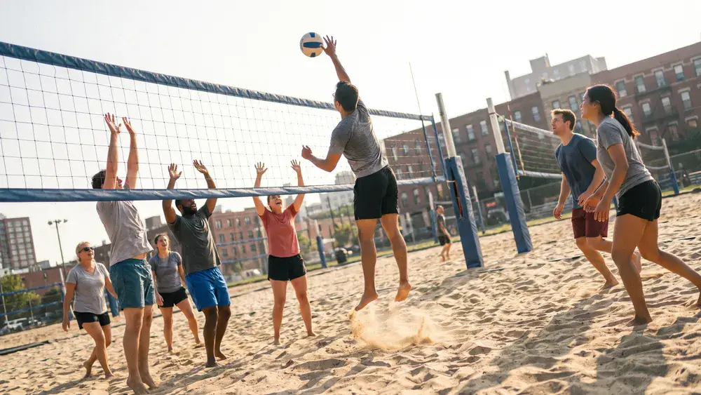 Beachvolleyball in Berlin – Team spielt auf einem Sandcourt bei BeachMitte am Nordbahnhof