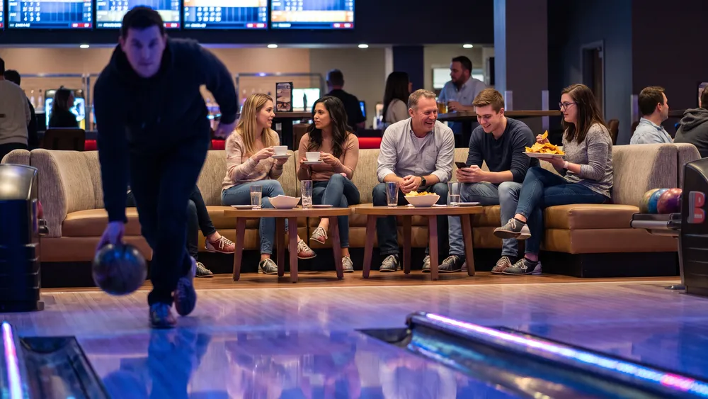 Bowling in Berlin – Team feuert an einer Bahn der Berolina Bowling Lounge in Schöneberg an