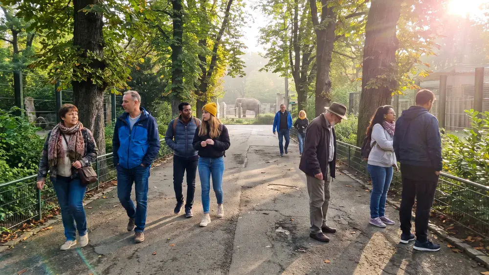 Zoo Berlin – Kollegen spazieren an einem sonnigen Morgen als Gruppe durch den Zoo