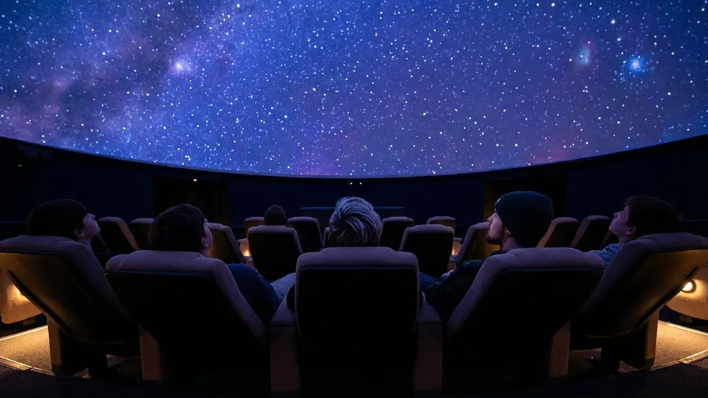 Zeiss-Großplanetarium Berlin – Schulklasse schaut auf den projizierten Sternenhimmel unter der Kuppel