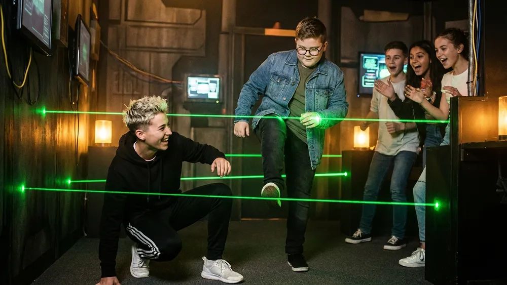 Deutsches Spionagemuseum Berlin – Schulklasse navigiert durch den Laserparcours