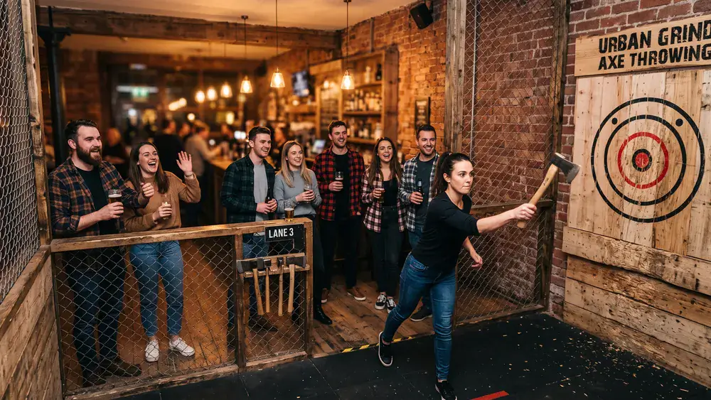 Axe Throwing Berlin – Kollegen werfen Äxte auf Holzscheiben in einer Urban Bar in Mitte