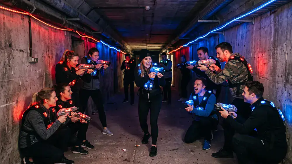 Lasertag in Berlin – Kollegen in tactical vests spielen in einem echten WWII-Bunker am Anhalter Bahnhof
