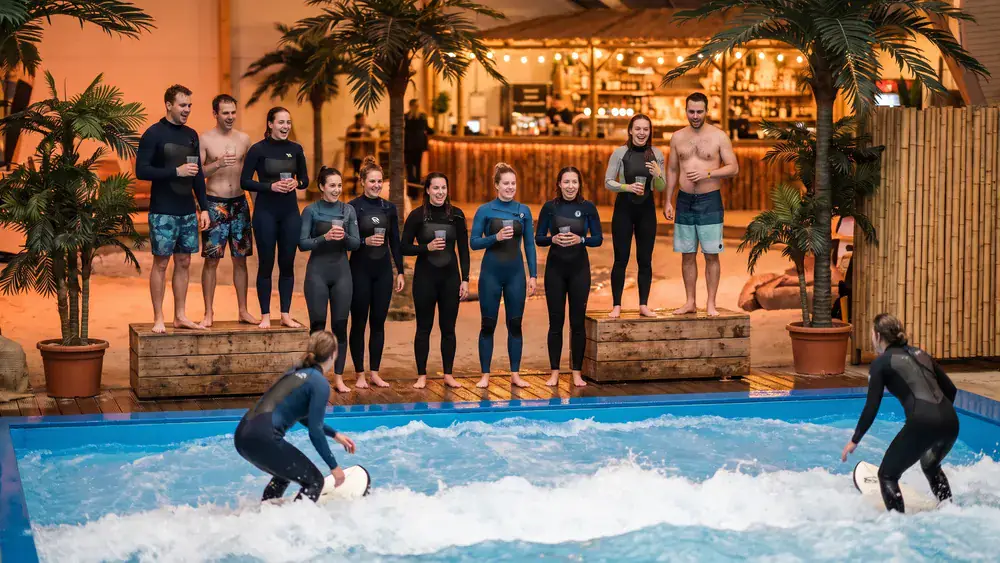 Wellenwerk Berlin – Kollegen surfen auf der Indoor-Citywave und feiern am Beckenrand