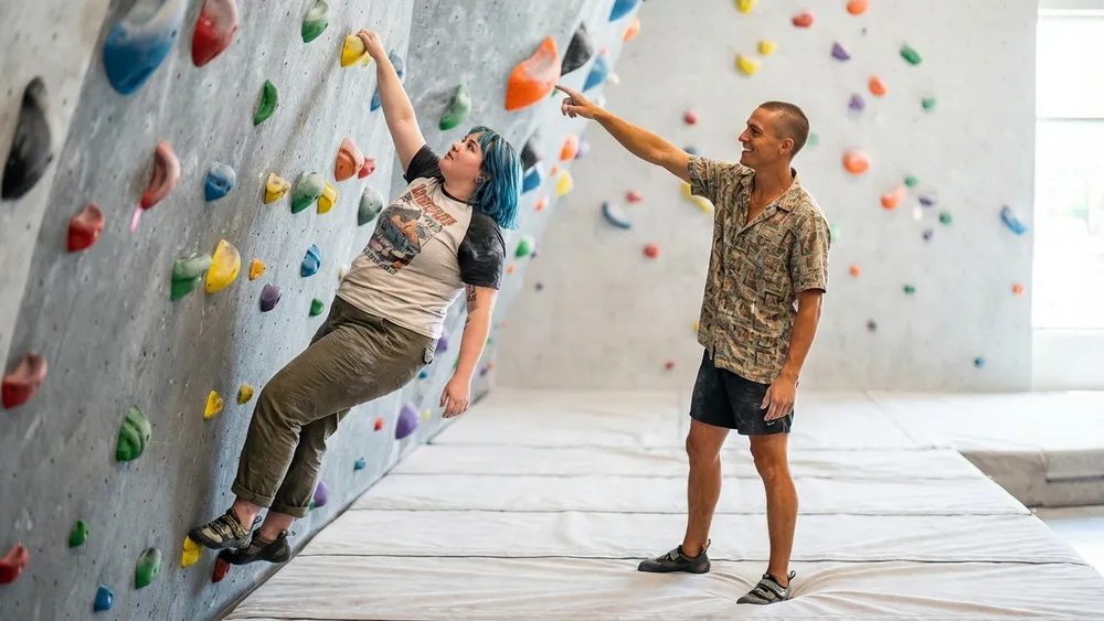 Boulderhalle in Bielefeld – Zwei Personen klettern an der Boulderwand