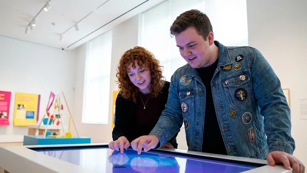 Dr. Oetker Welt in Bielefeld – Zwei Personen an einer interaktiven Ausstellung
