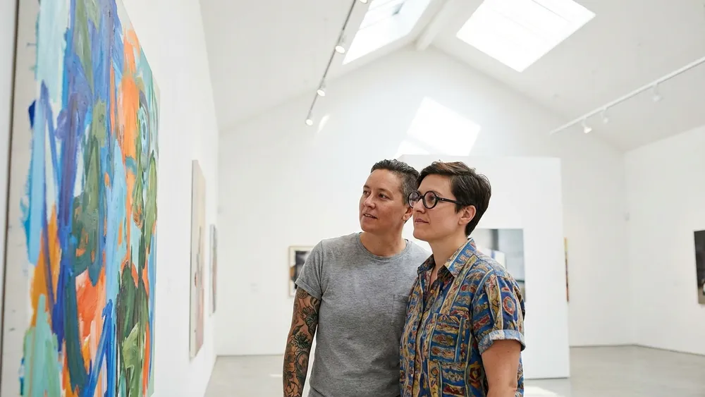 Kunsthalle Bielefeld – Zwei Personen betrachten moderne Kunst in der Galerie
