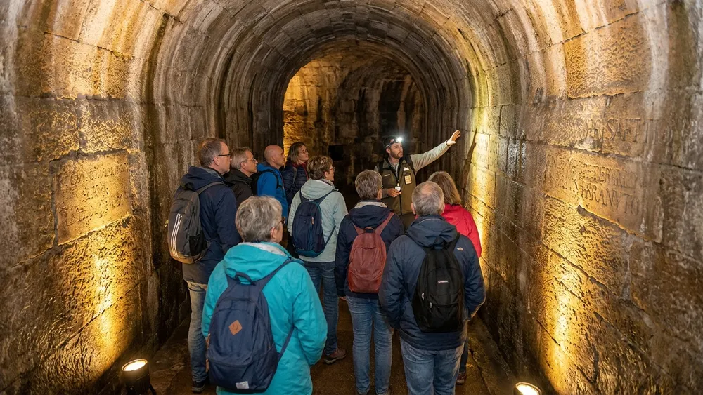 Sparrenburg Kasematten – Gruppe erkundet mit Stadtführerin den unterirdischen Tunnel unter der Burg