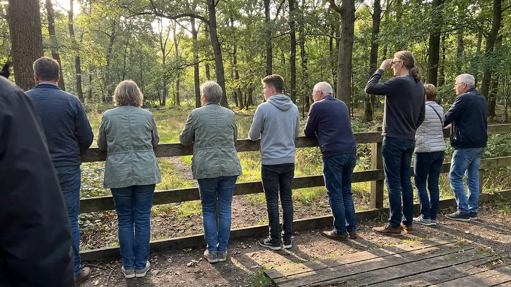 Heimat-Tierpark Olderdissen in Bielefeld – Gruppe am Gehege im Waldpark