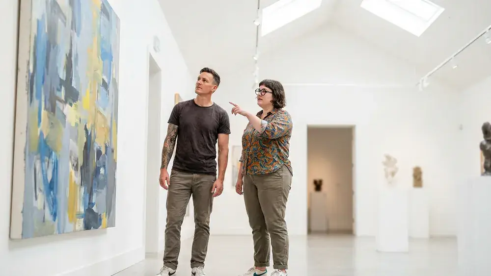 Kunsthalle Bielefeld – Zwei Personen betrachten moderne Kunst in der Galerie