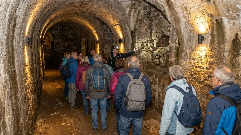 Sparrenburg Kasematten – Team erkundet mit Stadtführerin den unterirdischen Tunnel unter der Burg