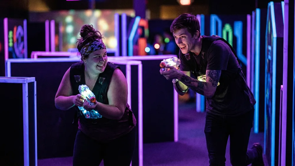 Lasertag in Bielefeld – Team in tactical vests spielt in einer dunklen Neon-Arena in Stieghorst