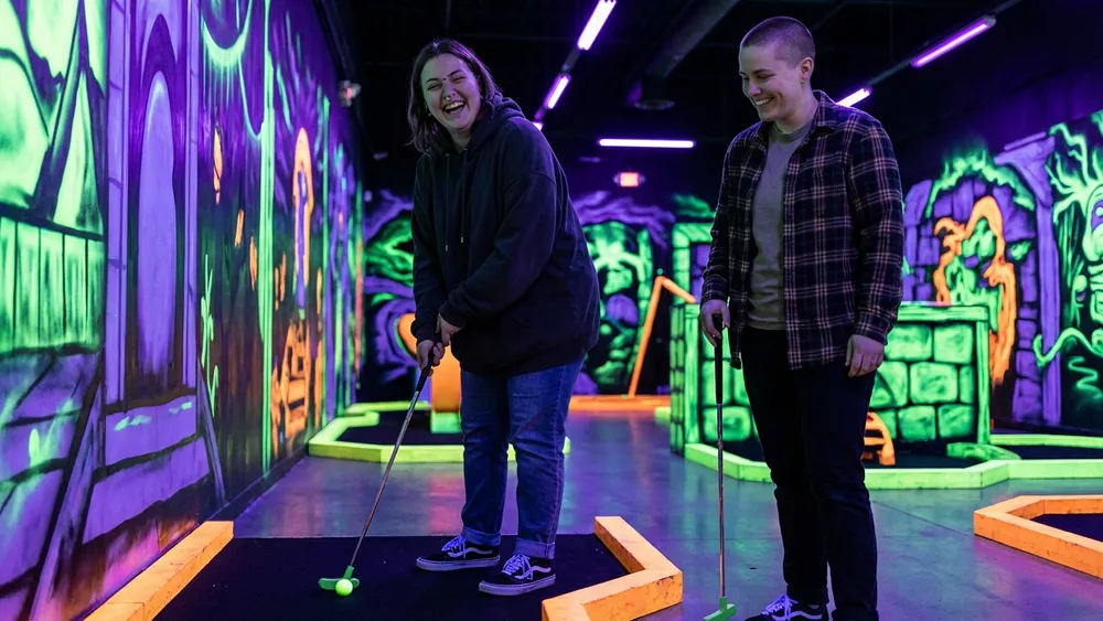 Schwarzlicht Minigolf in Bielefeld – Team spielt mit 3D-Brillen Minigolf in leuchtender Neonwelt