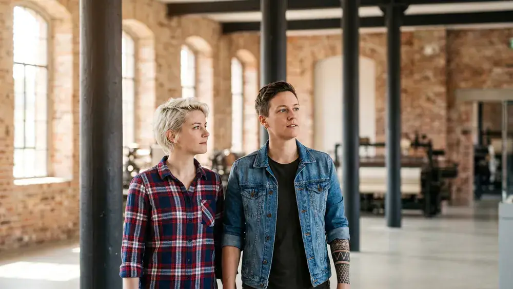 Historisches Museum Bielefeld – Zwei Personen in der alten Ravensberger Spinnerei