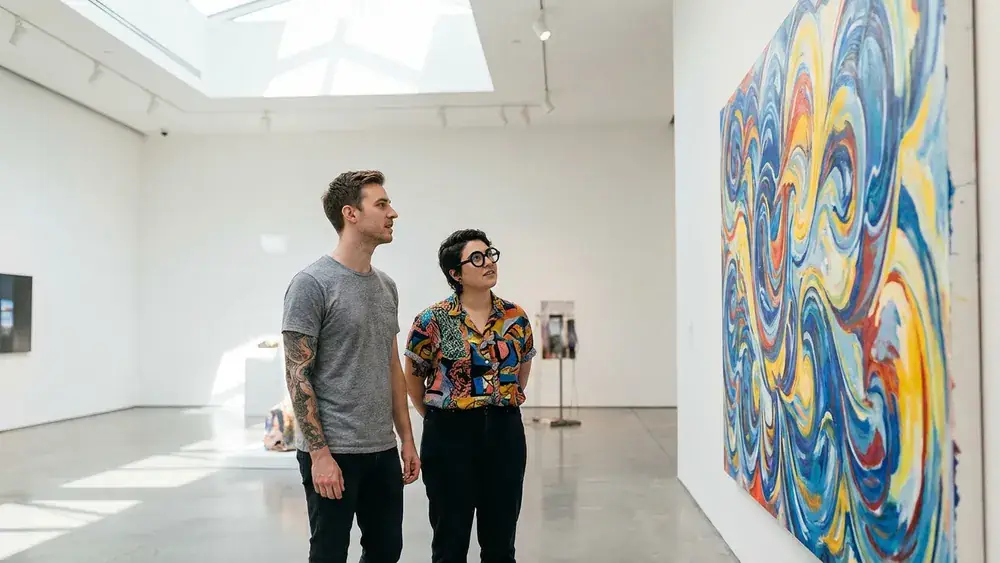 Kunsthalle Bielefeld – Zwei Personen betrachten moderne Kunst in der Galerie am Sonntag