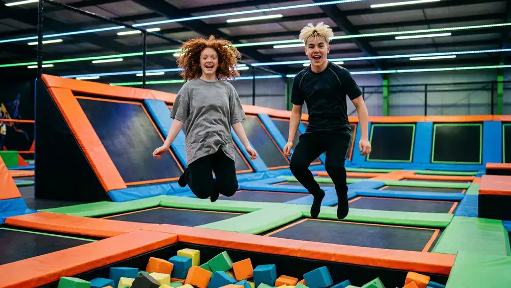Superfly Bielefeld – Zwei Personen springen am Sonntag auf Trampolinen im Indoor-Park
