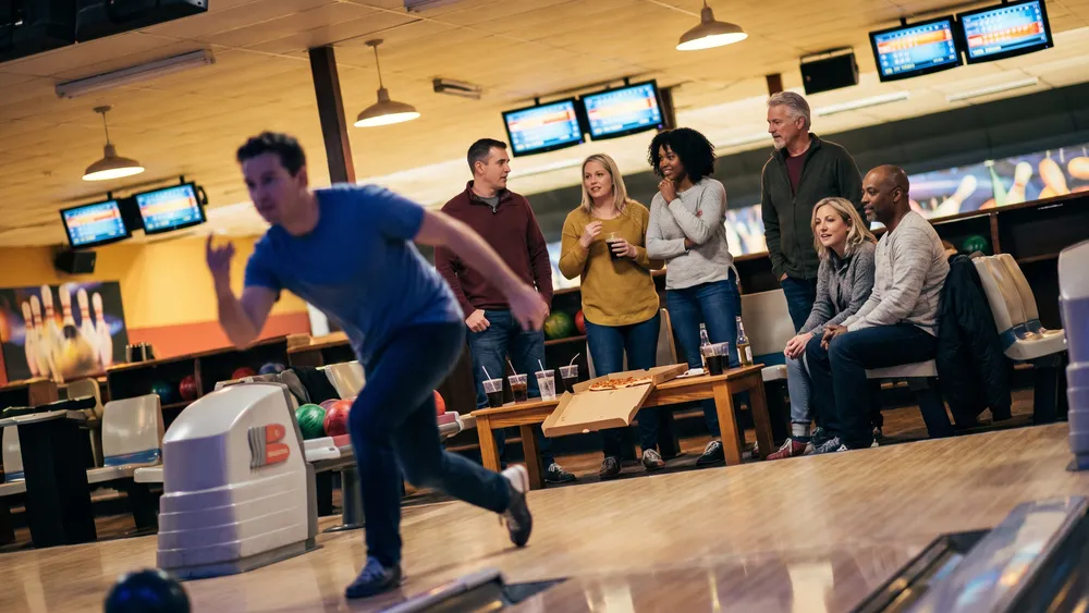 Bowling in Bielefeld – Team jubelt an einer Bahn im Elite Bowling Center