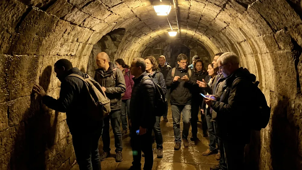 Sparrenburg Kasematten – Kollegen erkunden mit Stadtführerin den unterirdischen Tunnel unter der Burg