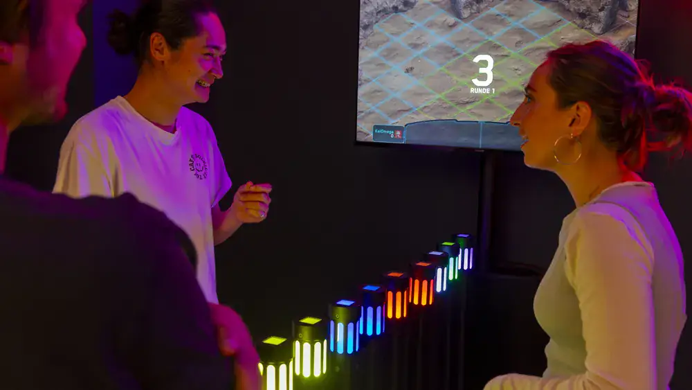 Gamer Gameshow in Bielefeld – Kollegen spielen zur Weihnachtsfeier begeistert an beleuchteten Spielstationen
