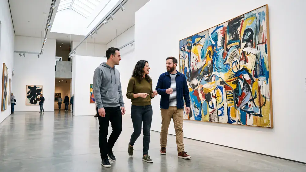 Kunsthalle Bielefeld – Kollegen betrachten zur Weihnachtsfeier moderne Kunst in der Galerie