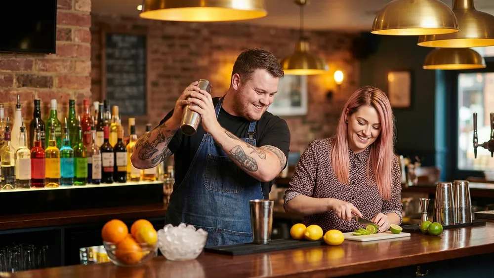 Cocktailkurs in Braunschweig – zwei Personen mixen Cocktails an einer Bar