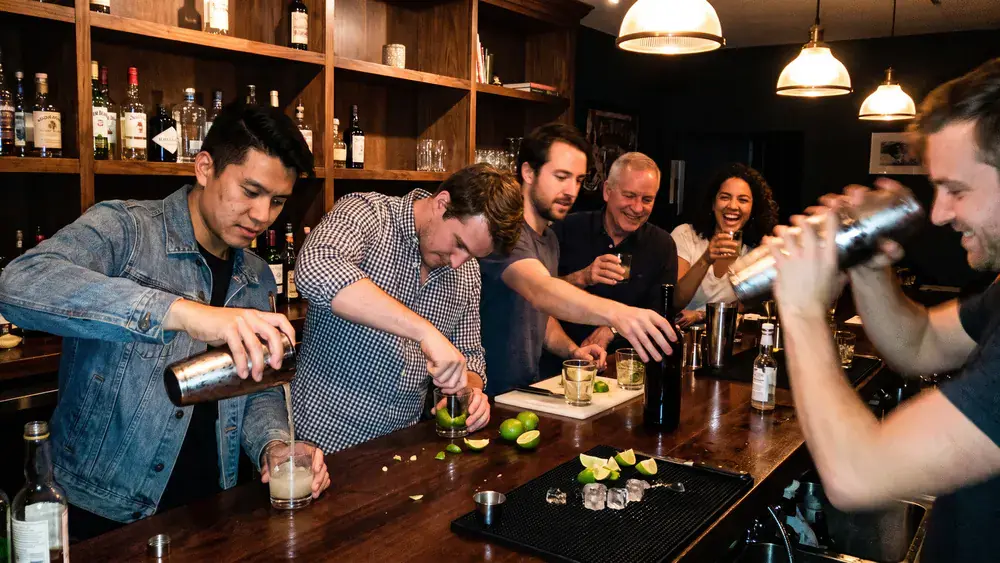 Cocktailkurs in Braunschweig – Kollegen mixen Cocktails hinter einer Bar